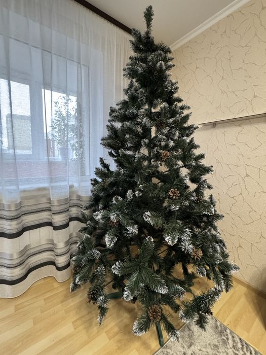 Штучна ялинка 2,2м. темно-зелена з шишками.