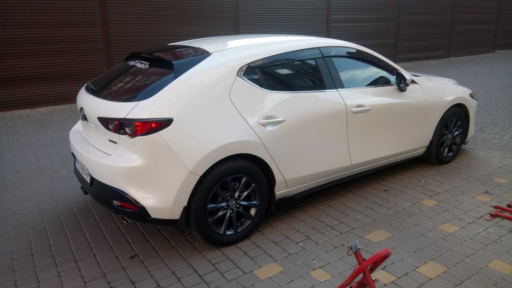 Мазда 3 автомат в белом цвете 2021г mazda 3 automat хэтчбек спорт авто
