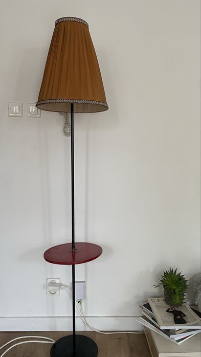 Elegancka lampa stojąca vintage ze stolikiem