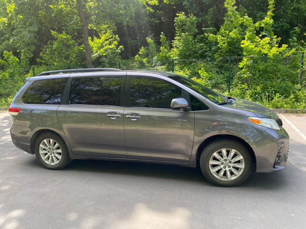 Продам авто Toyota Sienna