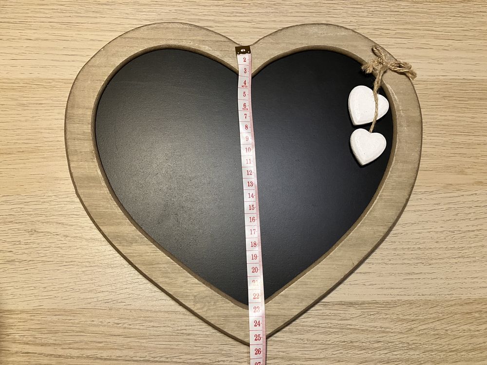 Drewniana tablica w kształcie serca do pisania kredą