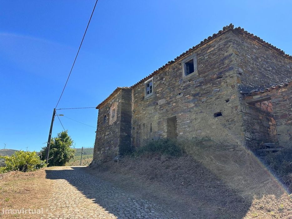 Casa de Aldeia para reabilitação em Oleiros - Castelo Branco
