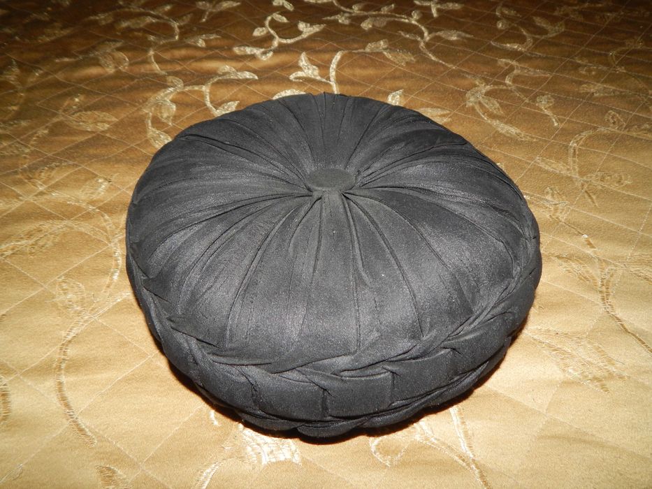 Подушка черная подушечка круглая диванная декоративная для дивана