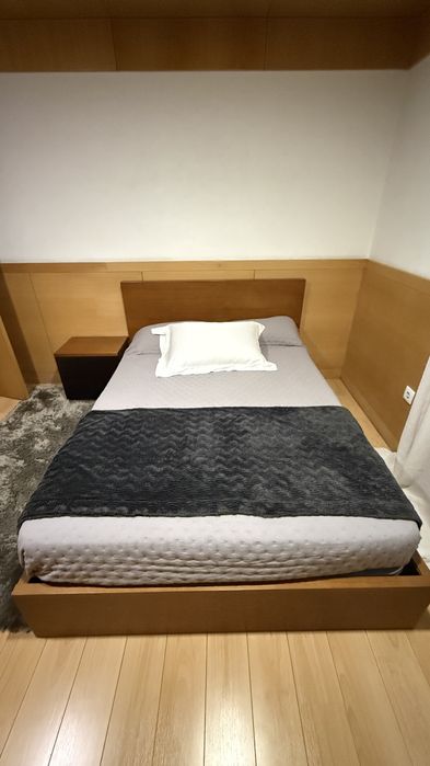 Cama + mesinha + colchao