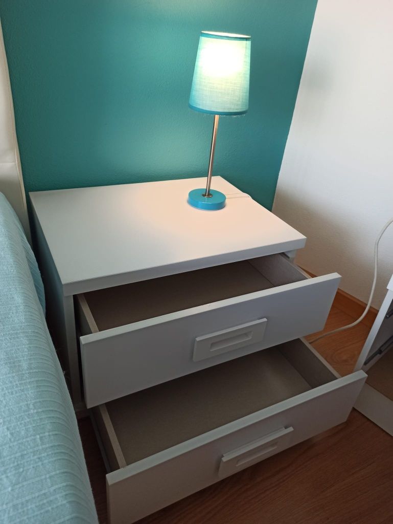 Cama de Casal com mesa de cabeceira