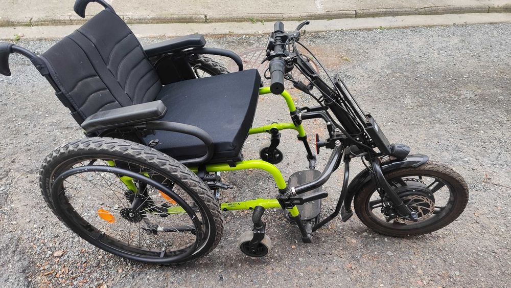 Wózek inwalidzki z przystawką