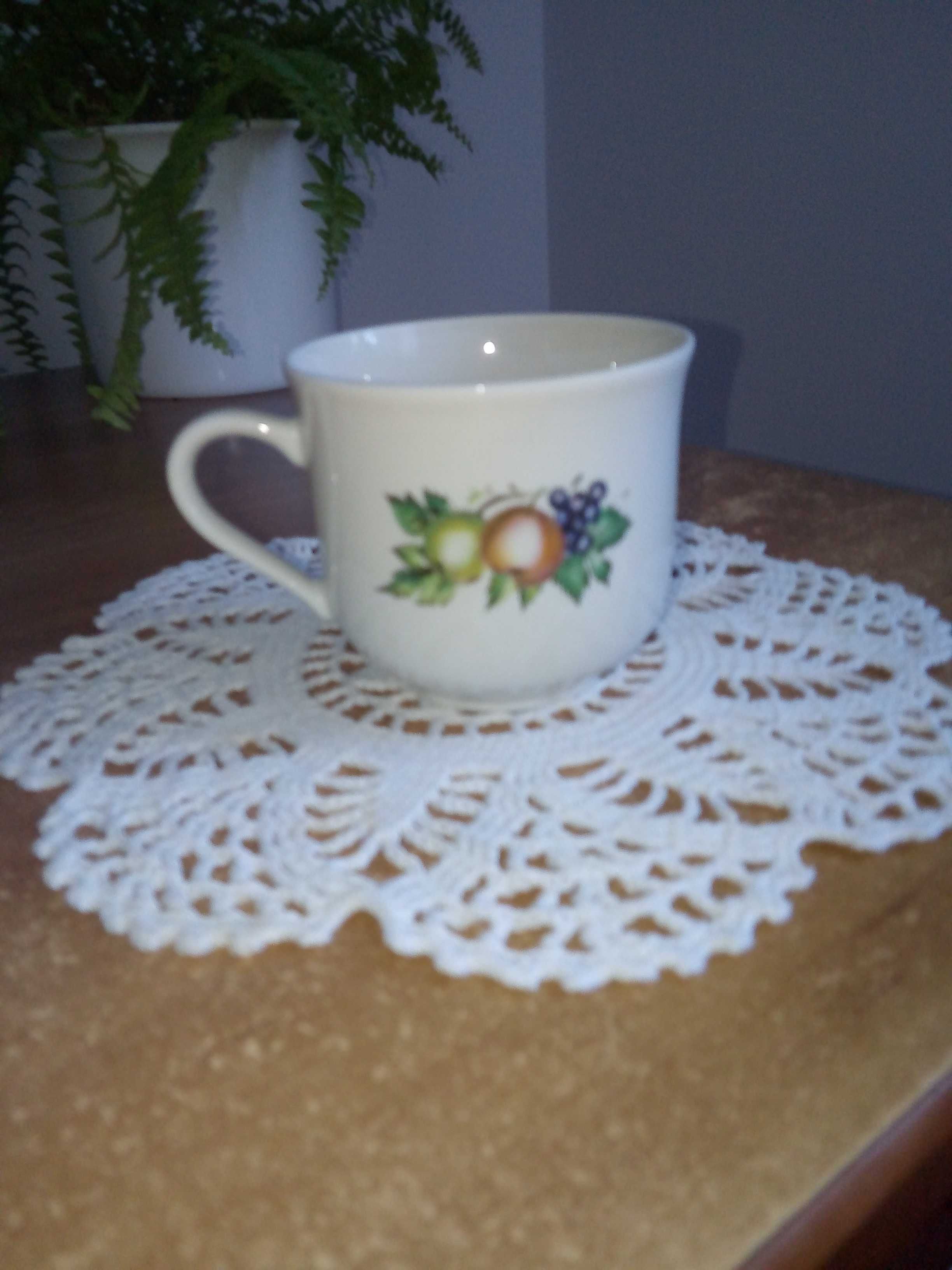 Filiżanka ,,z owocami,, delikatna porcelana