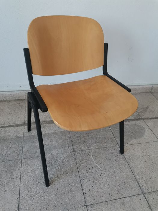 Cadeira com assento em madeira