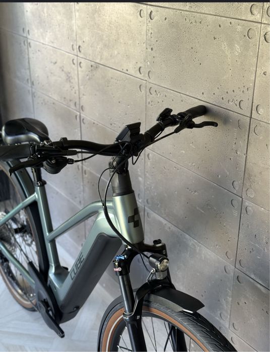 Електровелосипед міський Cube Kathmandu гарний стан