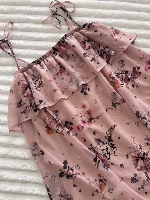 Рожева сукня з квітковим принтом