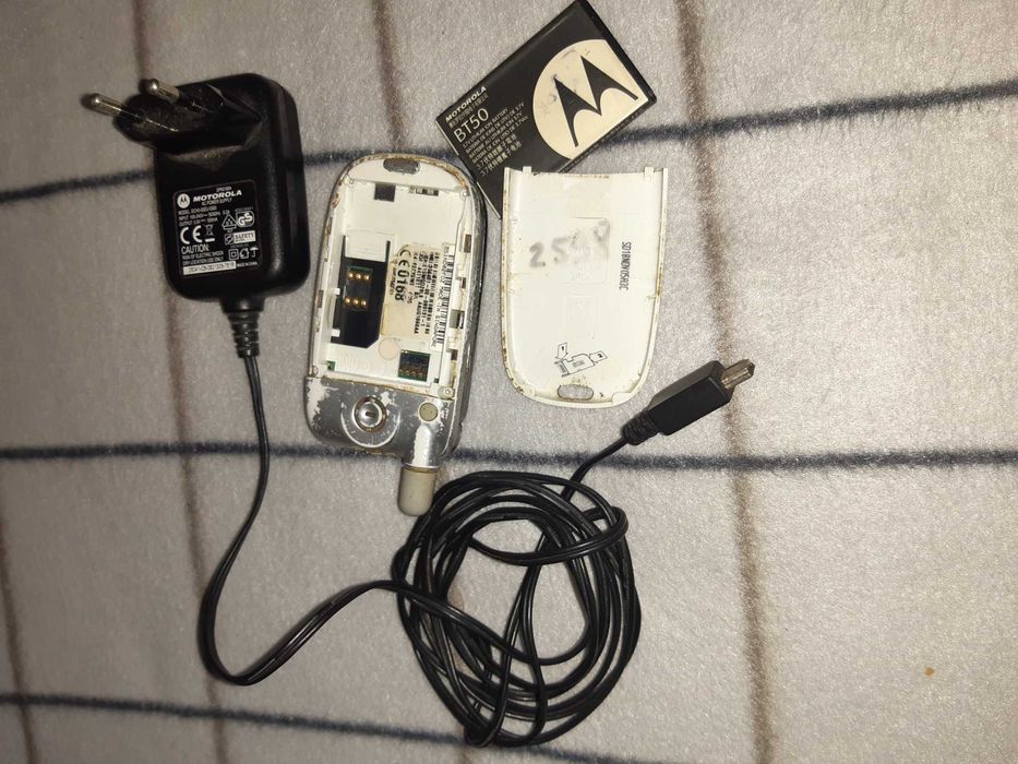 MOTOROLA z klapką, starszy model z oryginalną ładowarką i baterią