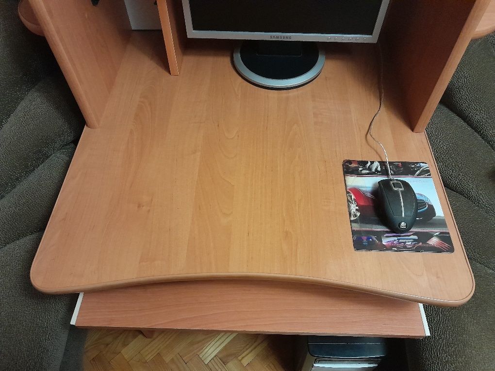 Комп'ютерний столик в гарному стані
