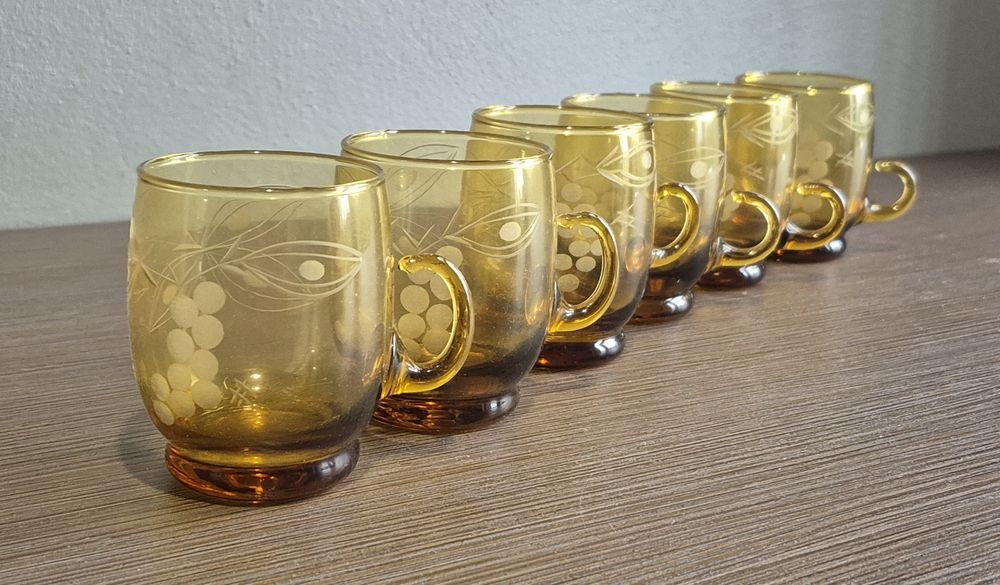 Zestaw szklanek ze szkła miodowego PRL