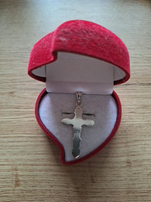 Srebrny krzyżyk z Jezusem