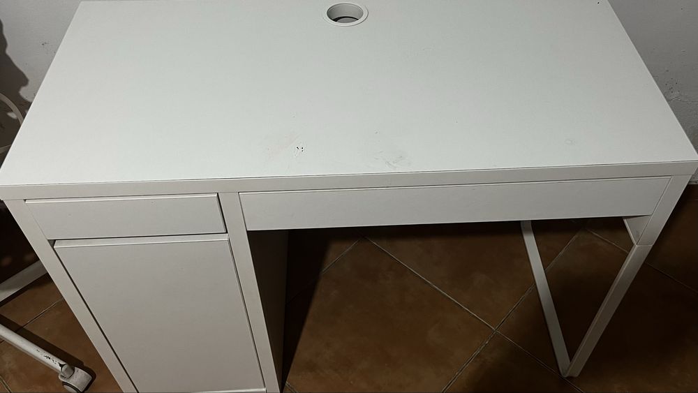 Mesa de escritorio com entrada para fios