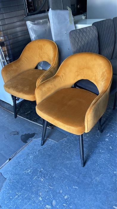 Оксамитові крісла з чорними металевими ніжками