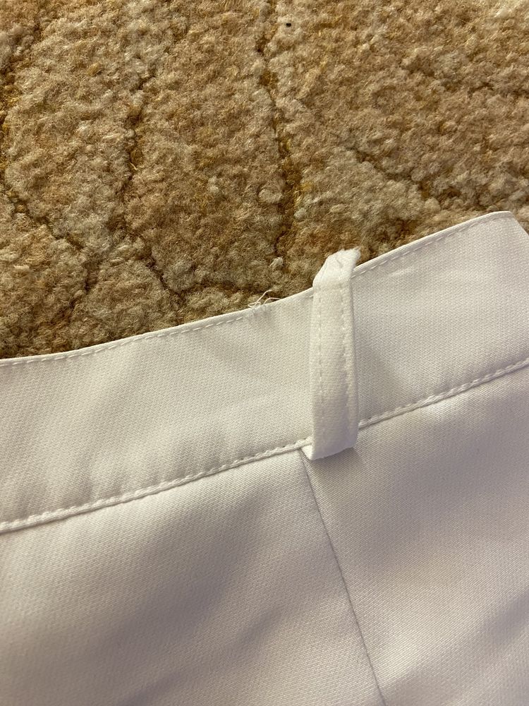 Білі класичні брюки