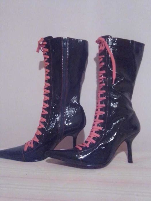 Botas pretas em verniz