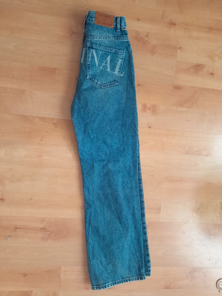 Spodnie jeansy z wycięciem