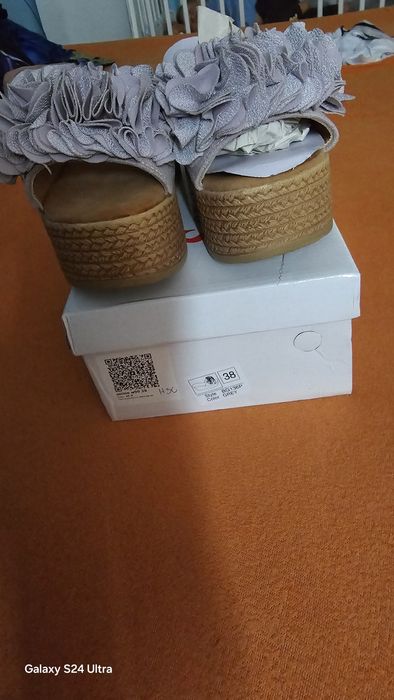 Klapki na koturnie kwiaty szare