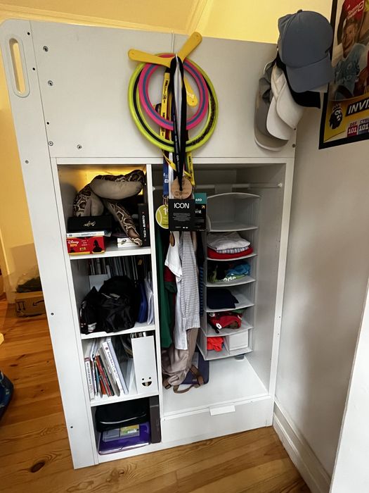 Beliche com secretaria e closet.