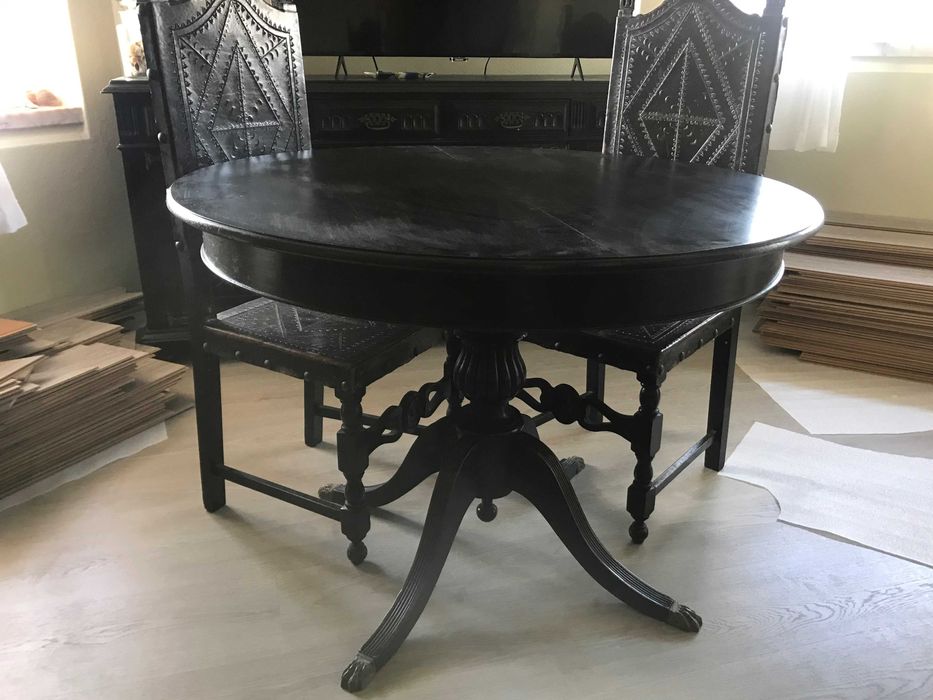 Móvel de Sala com mesa redonda e seis Cadeiras de Cabedal