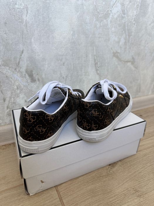 Кеди Guess в гарному стані