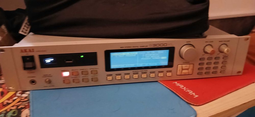 AKAI S3000XL 32MB RAM 8 canais out