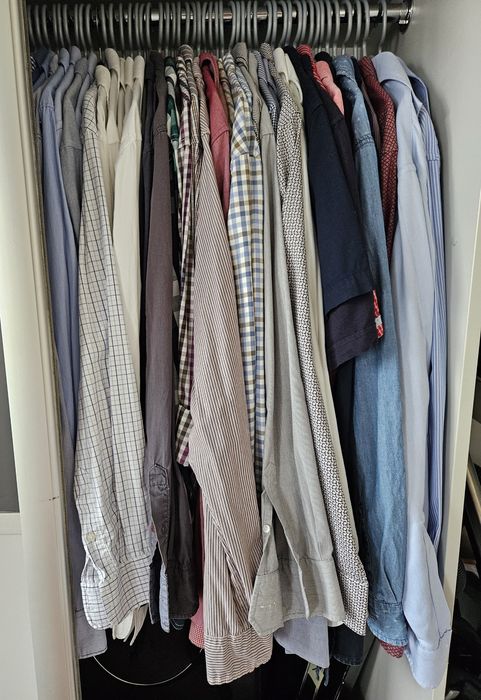 Wyprzedaż ubrań męskich: koszule, spodnie, marynarki, bluzy, swetry