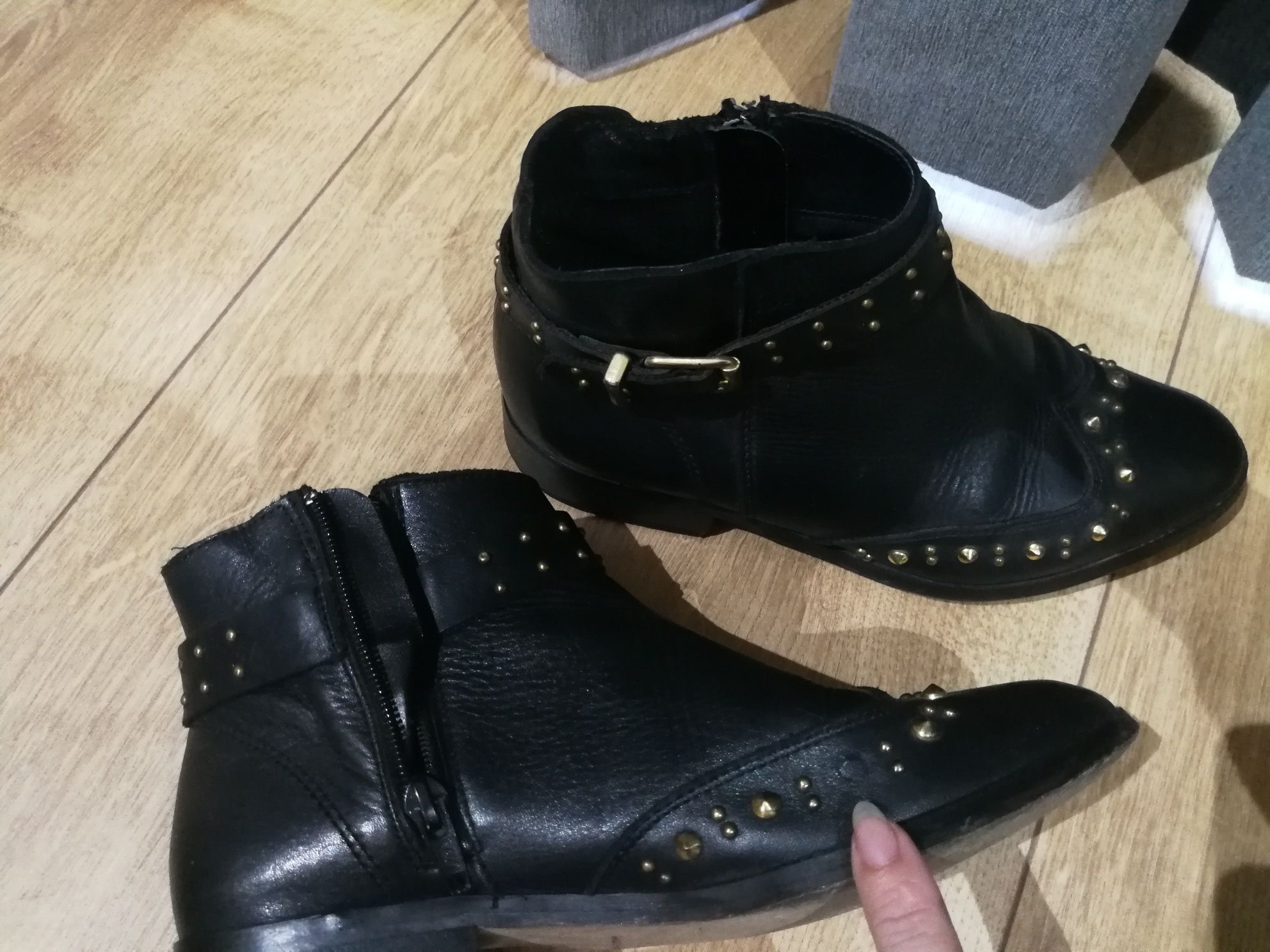 Botins em pele com tachas douradas