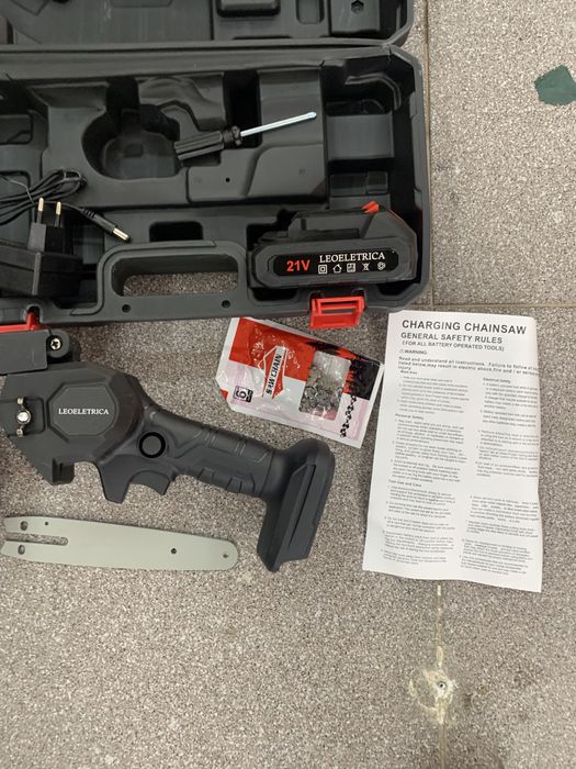 Mini motoserra a bateria