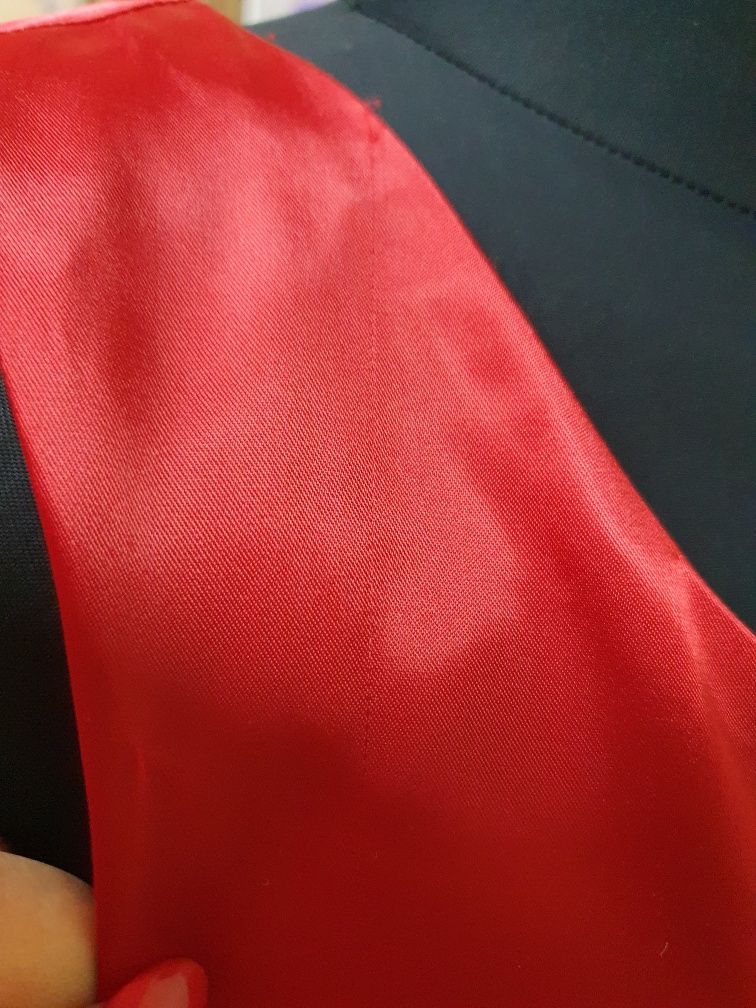 Czerwona sukienka na jedno ramię w rozmiarze M