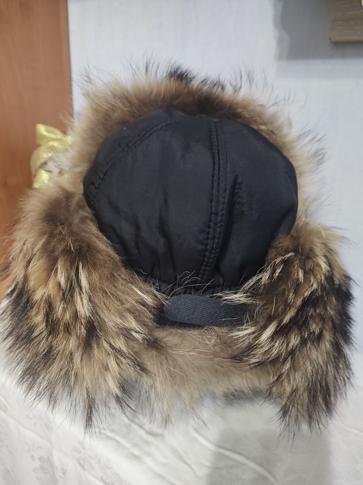 Продам шапку с натуральным енотом