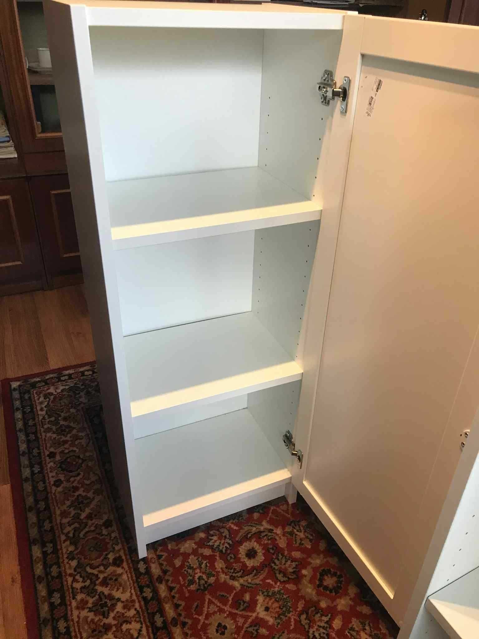 Biała wysoka szafka z drzwiczkami – 3 półki Ikea