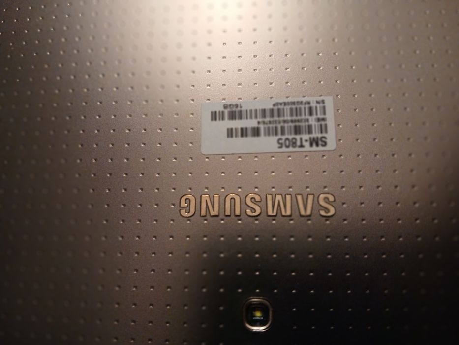 Samsung sm-t805 z oryginalnym futerałem