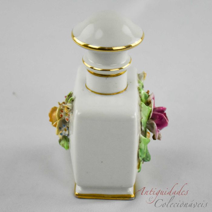 Frasco de Perfume em porcelana Artibus com flores em relevo e dourado