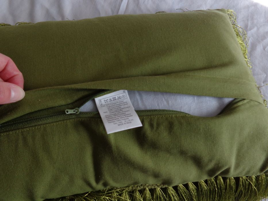 Almofada verde com franjas