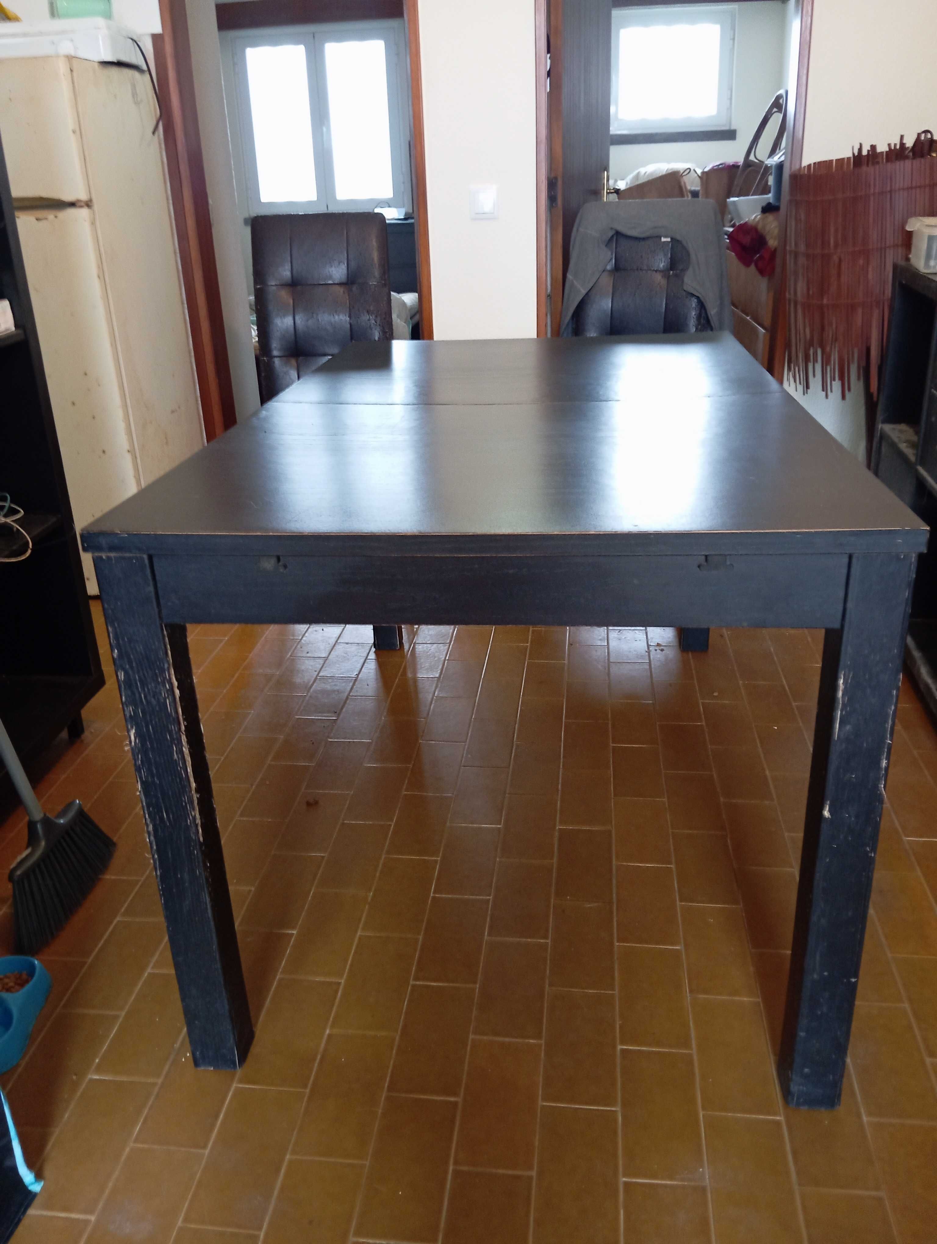 Mesa de jantar extensível em madeira