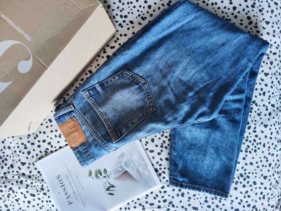 Bershka | Niebieskie dżinsowe spodnie mom fit wysoki stan 38