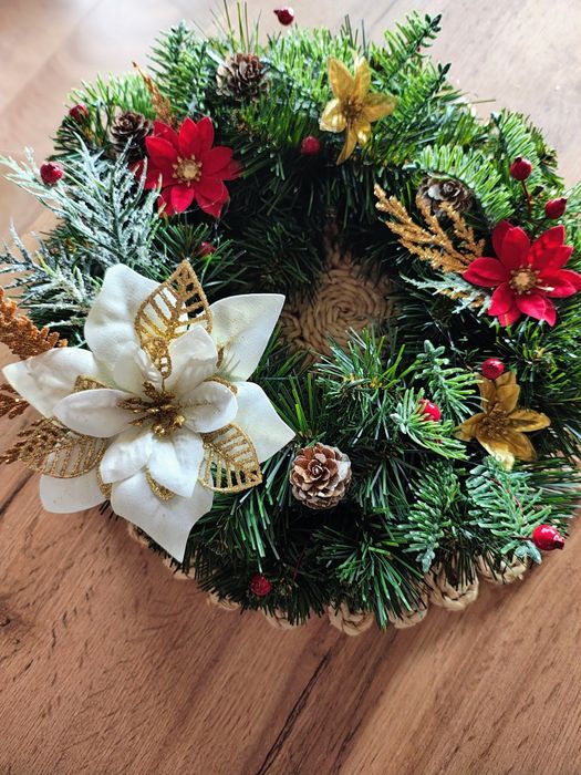 Wianek ze sztucznymi kwiatami