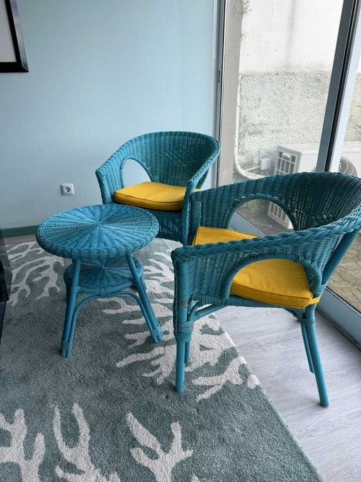 Conjunto mesa e cadeiras com almofadas