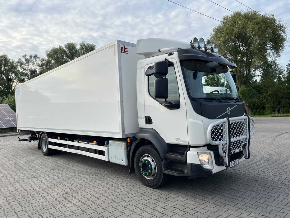 VOLVO FL IZOTERMA 9 metrów długa z windą* Wynajem solówka izoterma