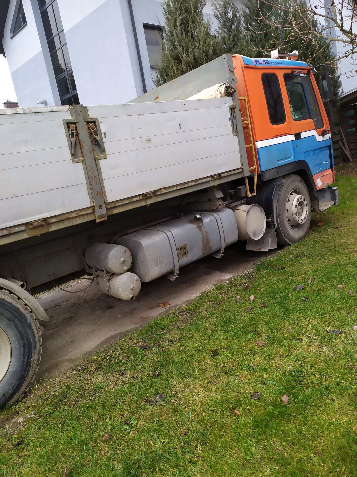 Samochód ciężarowy - wywrotka- VOLVO FL12