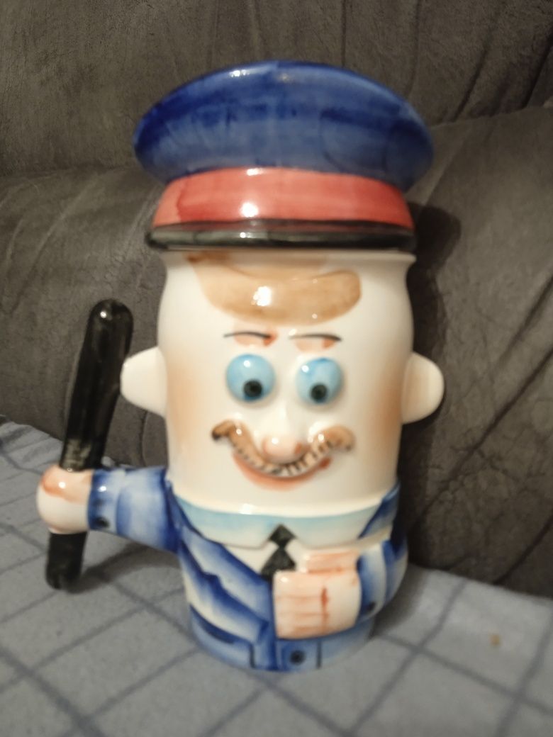 Велика чашка, поліцейський, регулювальник
