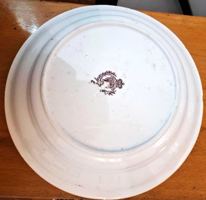 Prato fundo em faiança Massarelos, motivo Feniano, castanho