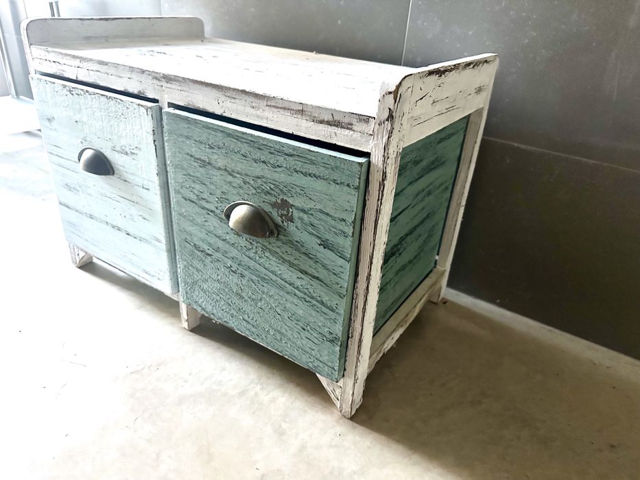 Banco de  arrumação - ou mesa de cabeçeira