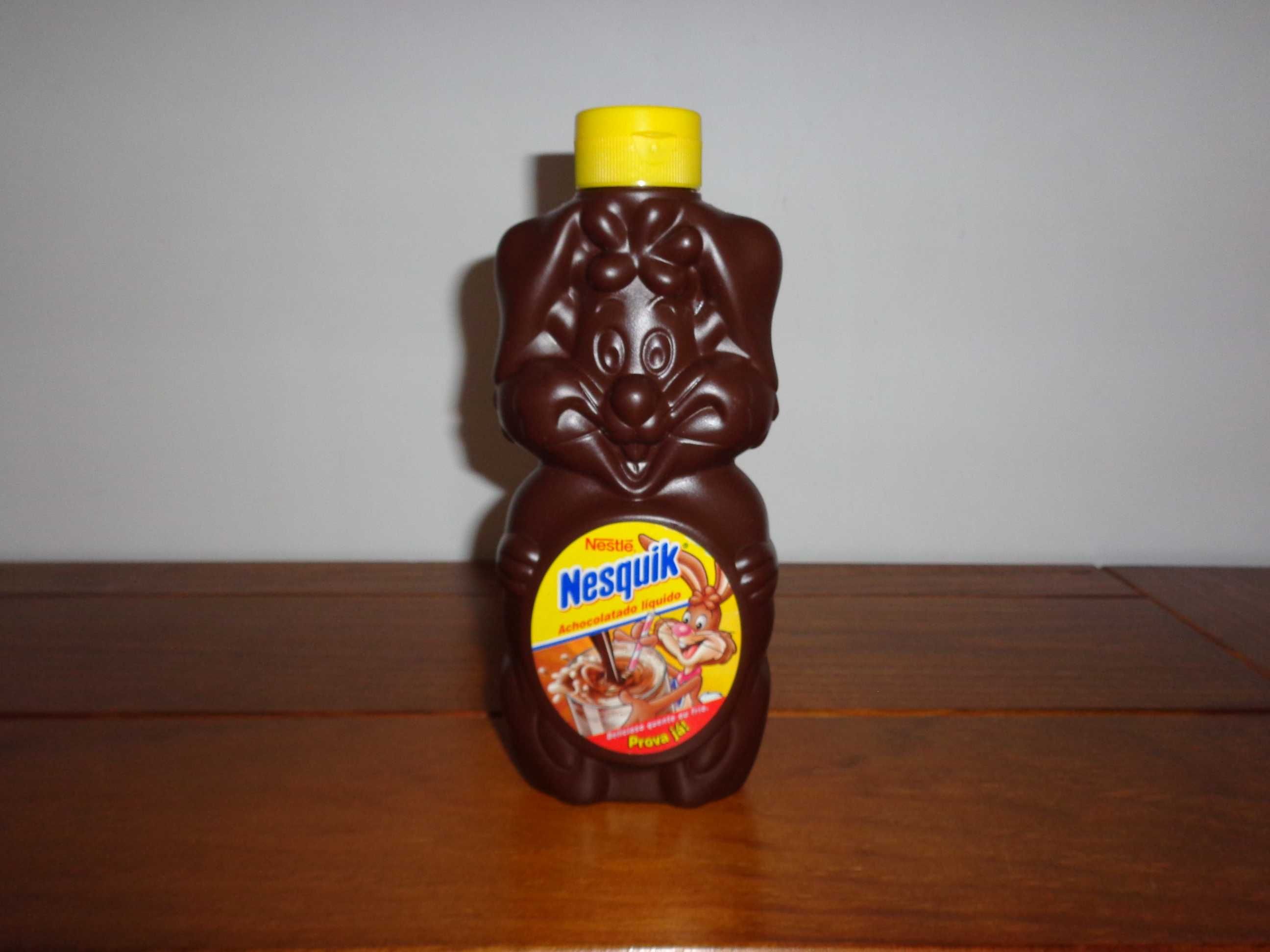 Garrafa coelho Nesquik, de bebida achocolatada