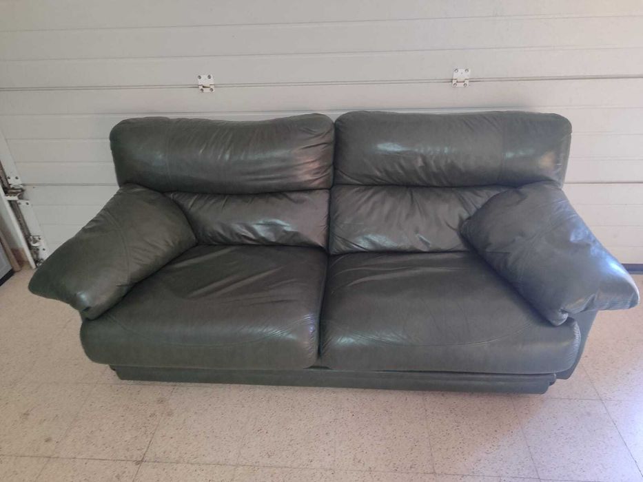Sofá dois lugares em pele
