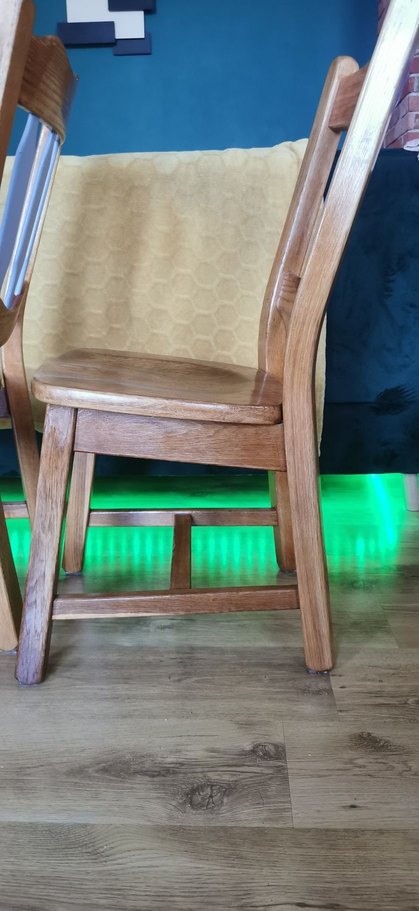Drewniane krzesła, stół gratis