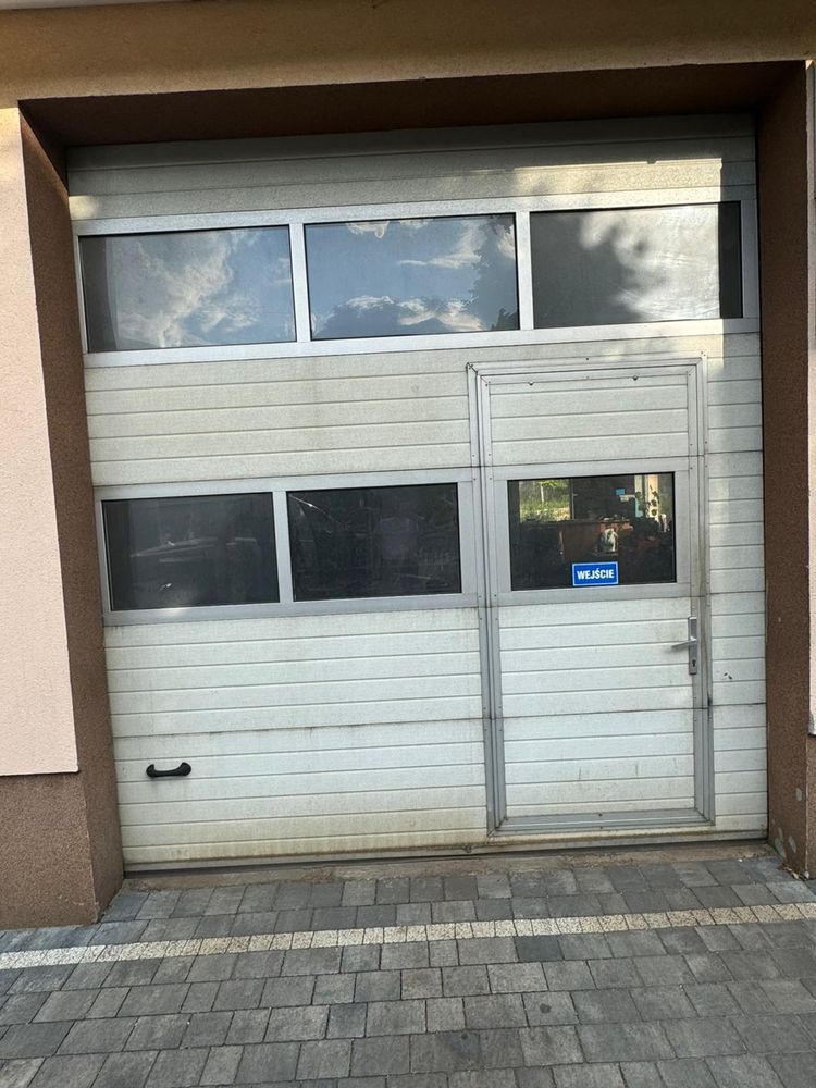 Brama  segmentowa z drzwiawi zrob to sam
